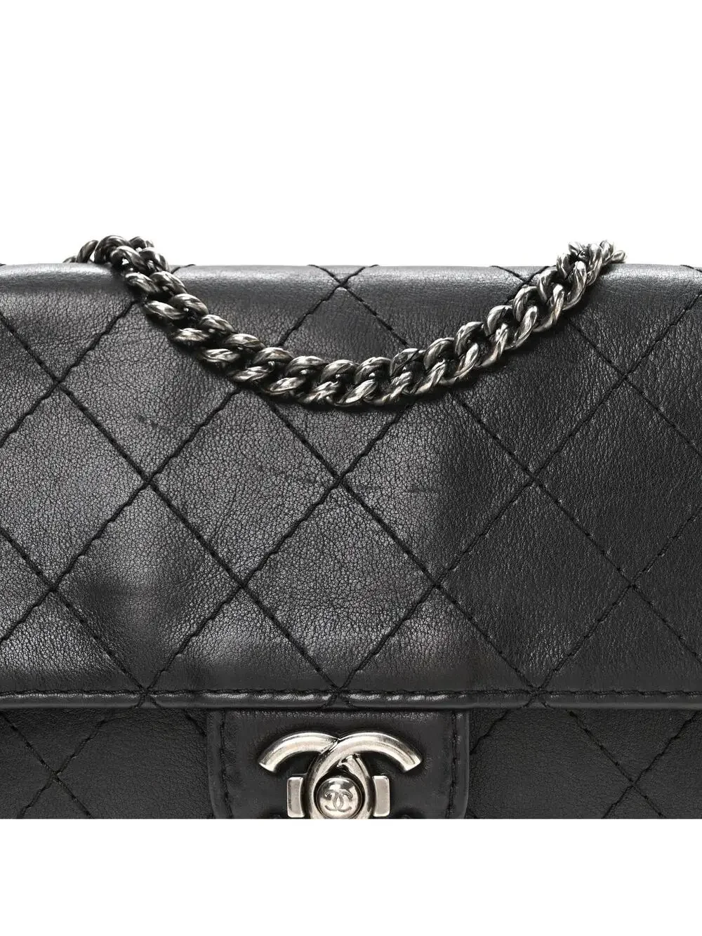 CHANEL indulge timeless